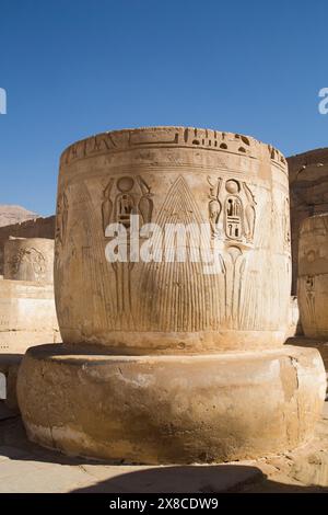 Säulen in der Hypostilhalle, Medinet Habu (Totentempel von Ramses III.), West Bank Luxor, Ägypten Stockfoto