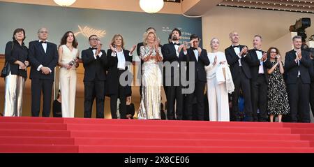 Olympisches Fackelrelais auf den Stufen des Palais des Festivals: Brahim Asloum, Iris Knobloch, David Lisnard, Delphine Ernotte 'Marcello Mio' Filmfestival Cannes Screening 77. Filmfestival Cannes 21. Mai 2024 Credit:Jacky Godard/Photo12 Stockfoto