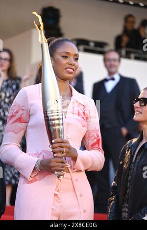 Olympische Fackelstation auf den Stufen des Palais des Festivals: Iliana Rupert trägt die Fackel „Marcello Mio“ Filmfestival Cannes Screening 77. Filmfestival von Cannes 21. Mai 2024 Credit:Jacky Godard/Photo12 Stockfoto