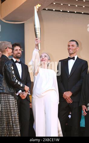 Olympisches Fackelrelais auf den Stufen des Palais des Festivals: Marie Patouillet, Alexis Hanquinquant, Delphine Ernotte, Arnaud Assoumani 'Marcello Mio' Filmfestival Cannes Screening 77. Filmfestival von Cannes 21. Mai 2024 Credit:Jacky Godard/Photo12 Stockfoto