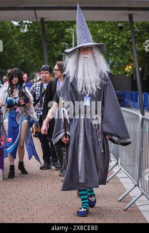 London, Großbritannien. Mai 2024. Ein Mann im Dumbledore-Outfit. MCM Comic Con kehrt dieses Wochenende zu Londons Excel zurück. Cosplayer, Anime-, Comics-, Spiele- und Filmfans treffen sich ab dem 24-26. Mai zu diesem großen dreitägigen Event. Quelle: Imageplotter/Alamy Live News Stockfoto