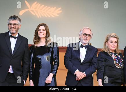 „Marcello Mio“ Filmbesetzung: Christophe Honoré, Chiara Mastroianni, Fabrice Luchini, Catherine Deneuve (in Chanel) „Marcello Mio“ Filmfestival Cannes Screening 77. Filmfestival Cannes 21. Mai 2024 Credit:Jacky Godard/Photo12 Stockfoto