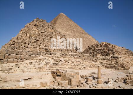 Königin der Pyramiden und Eastern Cemetery (Vordergrund), große Pyramide von Cheops (Hintergrund), die Gizeh-Pyramiden, Gizeh, Ägypten Stockfoto