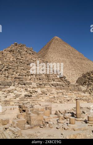 Königin der Pyramiden und Eastern Cemetery (Vordergrund), große Pyramide von Cheops (Hintergrund), die Gizeh-Pyramiden, Gizeh, Ägypten Stockfoto