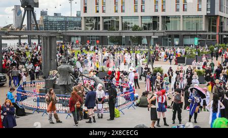 London, Großbritannien. Mai 2024. Der Außenbereich füllt sich, wenn Besucher das warme Wetter nutzen. MCM Comic Con kehrt dieses Wochenende zu Londons Excel zurück. Cosplayer, Anime-, Comics-, Spiele- und Filmfans treffen sich ab dem 24-26. Mai zu diesem großen dreitägigen Event. Quelle: Imageplotter/Alamy Live News Stockfoto