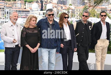 Fabrice Luchini, Catherine Deneuve (in Chanel), Christophe Honoré (in Prada), Chiara Mastroianni (in Céline), Benjamin Biolay, Melvil Poupaud Fotocall des Films "Marcello Mio" 77. Cannes Filmfestival 22. Mai 2024 Credit:Jacky Godard/Photo12 Stockfoto