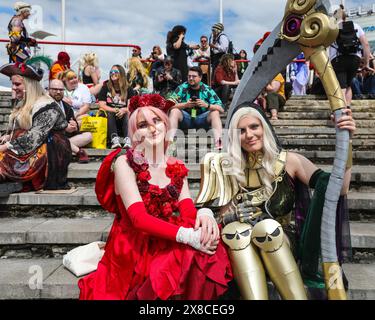 London, Großbritannien. Mai 2024. Zwei Teilnehmer im Kostüm posieren draußen. MCM Comic Con kehrt dieses Wochenende zu Londons Excel zurück. Cosplayer, Anime-, Comics-, Spiele- und Filmfans treffen sich ab dem 24-26. Mai zu diesem großen dreitägigen Event. Quelle: Imageplotter/Alamy Live News Stockfoto