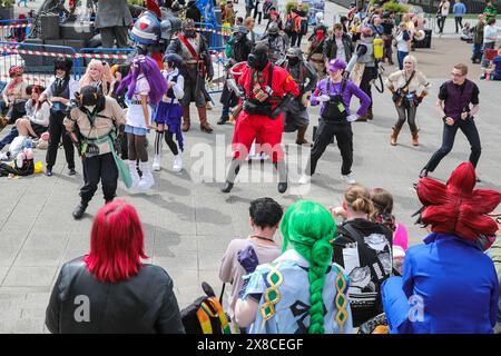 London, Großbritannien. Mai 2024. Eine Gruppe von Warhammer-Kampfspielfiguren in schweren Uniformen tanzen eine spontane Macarena mit einer Gruppe weiblicher Anime-Charaktere. MCM Comic Con kehrt dieses Wochenende zu Londons Excel zurück. Cosplayer, Anime-, Comics-, Spiele- und Filmfans treffen sich ab dem 24-26. Mai zu diesem großen dreitägigen Event. Quelle: Imageplotter/Alamy Live News Stockfoto