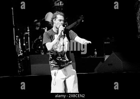 MICHAEL FRANTI, SPEERHEAD, GLASTONBURY FESTIVAL, 1995: Michael Franti von Spearhead und Wegwerfhelden der Hiphoprisy spielt die Hauptbühne beim Glastonbury Festival, Pilton Farm, Somerset, England, 23. Juni 1995. 1995 feierte das Festival sein 25-jähriges Bestehen. In diesem Jahr gab es keine Pyramidenphase, da sie abgebrannt war. Foto: ROB WATKINS. INFO: Michael Franti ist ein US-amerikanischer Musiker, Dichter und Aktivist, bekannt für seine Fusion aus Hip-Hop, Reggae und Rock. Als Frontmann von Spearhead erlangte er Anerkennung für sozial bewusste Texte und aufbauende Musik. Stockfoto