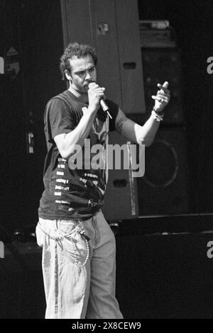 MICHAEL FRANTI, SPEERHEAD, GLASTONBURY FESTIVAL, 1995: Michael Franti von Spearhead und Wegwerfhelden der Hiphoprisy spielt die Hauptbühne beim Glastonbury Festival, Pilton Farm, Somerset, England, 23. Juni 1995. 1995 feierte das Festival sein 25-jähriges Bestehen. In diesem Jahr gab es keine Pyramidenphase, da sie abgebrannt war. Foto: ROB WATKINS. INFO: Michael Franti ist ein US-amerikanischer Musiker, Dichter und Aktivist, bekannt für seine Fusion aus Hip-Hop, Reggae und Rock. Als Frontmann von Spearhead erlangte er Anerkennung für sozial bewusste Texte und aufbauende Musik. Stockfoto