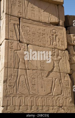 Basrelief von Gott Amun (links) und Pharao Seti ich (rechts), Karnak Tempel, Luxor, Ägypten Stockfoto