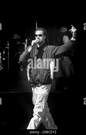 MICHAEL FRANTI, SPEERHEAD, GLASTONBURY FESTIVAL, 1995: Michael Franti von Spearhead und Wegwerfhelden der Hiphoprisy spielt die Hauptbühne beim Glastonbury Festival, Pilton Farm, Somerset, England, 23. Juni 1995. 1995 feierte das Festival sein 25-jähriges Bestehen. In diesem Jahr gab es keine Pyramidenphase, da sie abgebrannt war. Foto: ROB WATKINS. INFO: Michael Franti ist ein US-amerikanischer Musiker, Dichter und Aktivist, bekannt für seine Fusion aus Hip-Hop, Reggae und Rock. Als Frontmann von Spearhead erlangte er Anerkennung für sozial bewusste Texte und aufbauende Musik. Stockfoto