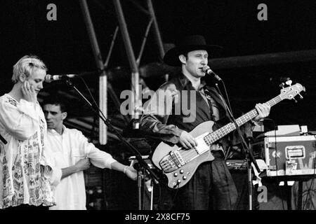 JAH WOBBLE, PYRAMID STAGE, GLASTONBURY 94: Jah Wobble spielt seine Bassgitarre als Jah Wobble & The Invaders of the Heart am 25. Juni 1994 auf der Pyramid Stage beim Glastonbury Festival in Pilton, Somerset, England. Foto: ROB WATKINS. INFO: Jah Wobble, geb. John Wardle, ist ein einflussreicher englischer Bassist und Komponist. Als Schlüsselfigur im Post-Punk war er Mitbegründer der Public Image Ltd Seine Soloarbeit verbindet Dub, Weltmusik und Electronica und zeigt seine innovativen und vielseitigen Beiträge zur Musiklandschaft. Stockfoto