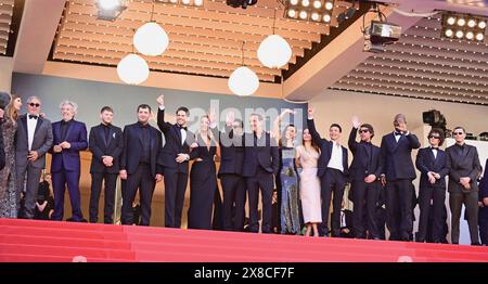 Audrey Diwan, Ahmed Hamidi, Alain Chabat, Anthony Bajon, Karim Laklou, Civil, Adèle Exarchopoulos (in Gucci), Alain Attal, Gilles Lellouche (in Prada), Elodie Bouchez, Mallory Wanecque, Malik Frikah, Hugo Selignac, Jean-Pascal Zadi, Vincent Lacoste, Raphaël Quenard. 'L'amour ouf' ('Beating Hearts') Cannes Film Festival Screening 77. Cannes Film Festival 23. Mai 2024 Credit:Jacky Godard/Photo12 Stockfoto