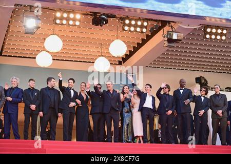 Alain Chabat, Anthony Bajon, Karim Laklou, Francois Civil, Adèle Exarchopoulos (in Gucci), Alain Attal, Gilles Lellouche (in Prada), Elodie Bouchez, Mallory Wanecque, Malik Frikah, Hugo Selignac, Jean-Pascal Zadi, Vincent Lacoste, Raphaël Quenard. 'L'amour ouf' ('Beating Hearts') Cannes Film Festival Screening 77. Cannes Film Festival 23. Mai 2024 Credit:Jacky Godard/Photo12 Stockfoto