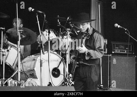 JAH WOBBLE, PYRAMID STAGE, GLASTONBURY 94: Jah Wobble spielt seine Bassgitarre als Jah Wobble & The Invaders of the Heart am 25. Juni 1994 auf der Pyramid Stage beim Glastonbury Festival in Pilton, Somerset, England. Foto: ROB WATKINS. INFO: Jah Wobble, geb. John Wardle, ist ein einflussreicher englischer Bassist und Komponist. Als Schlüsselfigur im Post-Punk war er Mitbegründer der Public Image Ltd Seine Soloarbeit verbindet Dub, Weltmusik und Electronica und zeigt seine innovativen und vielseitigen Beiträge zur Musiklandschaft. Stockfoto