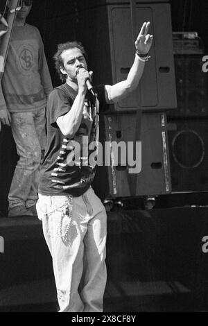 MICHAEL FRANTI, SPEERHEAD, GLASTONBURY FESTIVAL, 1995: Michael Franti von Spearhead und Wegwerfhelden der Hiphoprisy spielt die Hauptbühne beim Glastonbury Festival, Pilton Farm, Somerset, England, 23. Juni 1995. 1995 feierte das Festival sein 25-jähriges Bestehen. In diesem Jahr gab es keine Pyramidenphase, da sie abgebrannt war. Foto: ROB WATKINS. INFO: Michael Franti ist ein US-amerikanischer Musiker, Dichter und Aktivist, bekannt für seine Fusion aus Hip-Hop, Reggae und Rock. Als Frontmann von Spearhead erlangte er Anerkennung für sozial bewusste Texte und aufbauende Musik. Stockfoto