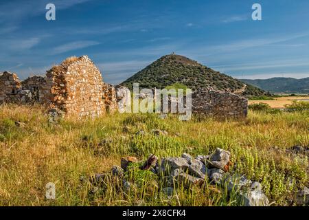 Mittelalterliche Ruinen des Bauernhofs Kontostavlos, in der Nähe des Dystos-Sees und Überreste einer kleinen venezianischen Festung auf einem Hügel mit Ruinen des antiken Dystos auf der Insel Evia, Griechenland Stockfoto