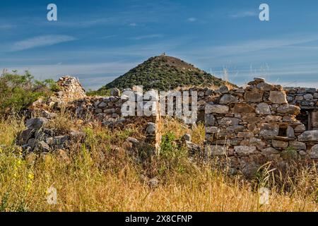 Mittelalterliche Ruinen des Bauernhofs Kontostavlos, in der Nähe des Dystos-Sees und Überreste einer kleinen venezianischen Festung auf einem Hügel mit Ruinen des antiken Dystos auf der Insel Evia, Griechenland Stockfoto