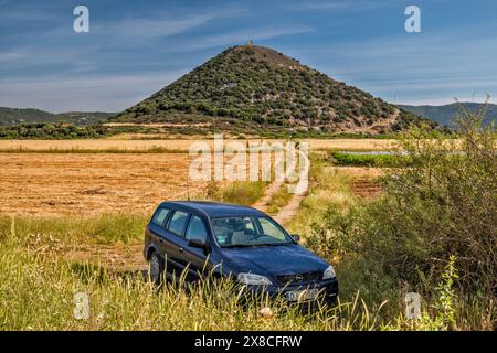 Auto an der Sackgasse der Kontostavlos-Farm-Ruinen, in der Nähe des Dystos-Sees und Überreste der venezianischen Festung auf dem antiken Dystos, Evia Island, Griechenland Stockfoto