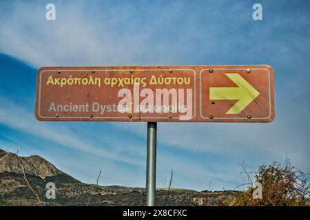 Richtungsschild in der Nähe der mittelalterlichen Ruinen des Bauernhofs Kontostavlos und Überreste der kleinen venezianischen Festung auf der akropolis des antiken Dystos, Evia Island, Griechenland Stockfoto