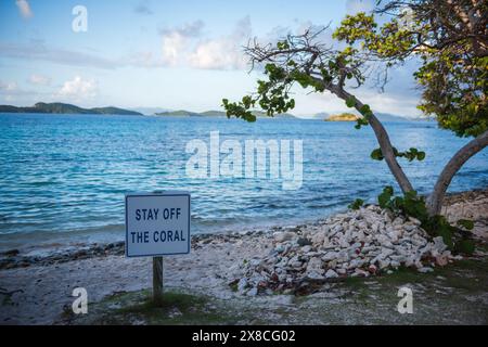 Weißes und blaues Schild für „Stay Off the Coral“ am Sapphire Beach. Stockfoto