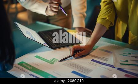 Multikulturelle kreative Kollegen diskutieren neue Geschäftschancen, sprechen in einem Besprechungsraum im Büro, verwenden Laptop-Computer. Nahaufnahme der Hände von Teammitgliedern. Stockfoto
