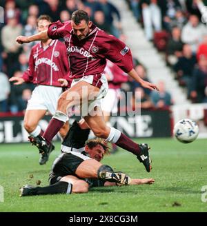 HEARTS V MOTHERWELL. 6/11/99. Colin Cameron verursacht Probleme für die Verteidigung von Motherwell. Stockfoto