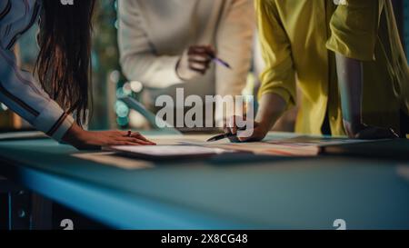 Multikulturelle kreative Kollegen diskutieren neue Geschäftschancen, sprechen in einem Besprechungsraum im Büro, verwenden Laptop-Computer. Nahaufnahme der Hände von Teammitgliedern. Stockfoto
