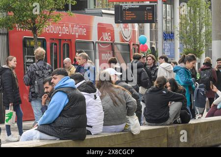 Wartende Menschen, Tram-Haltstelle, Stadttheater, Linie 4, Freiburg im Breisgau, Baden-Württemberg, Deutschland Stockfoto