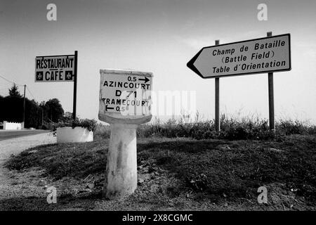 Agincourt Schlachtfeld Pas de Calais Nordfrankreich 1992 Scan 2024 die Schlacht von Agincourt Französisch: Azincourt war ein englischer Sieg im Hundertjährigen Krieg. Der 1415 unerwartete Sieg der Engländer gegen die zahlenmäßig überlegene französische Armee steigerte die Moral und das Ansehen der Engländer, die Frankreich verkrüppelte. und begann eine neue Periode der englischen Dominanz im Krieg, der 14 Jahre andauerte, bis England 1429 während der Belagerung von Orléans von Frankreich besiegt wurde. Stockfoto