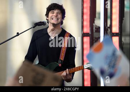 New York, USA. Mai 2024. Braeden Remasters of the „Wallows“ tritt am 24. Mai 2024 in der Show „Today“ von NBC im Rockefeller Plaza, New York, NY auf. (Foto: Anthony Behar/SIPA USA) Credit: SIPA USA/Alamy Live News Stockfoto