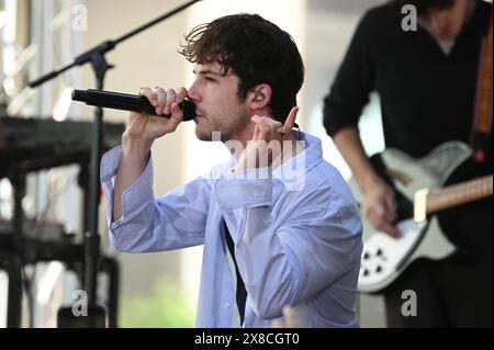 New York, USA. Mai 2024. Dylan Minnette von The Wallows tritt am 24. Mai 2024 in der Show „Today“ von NBC im Rockefeller Plaza, New York, NY auf. (Foto: Anthony Behar/SIPA USA) Credit: SIPA USA/Alamy Live News Stockfoto
