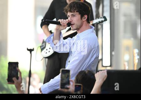 New York, USA. Mai 2024. Dylan Minnette von The Wallows tritt am 24. Mai 2024 in der Show „Today“ von NBC im Rockefeller Plaza, New York, NY auf. (Foto: Anthony Behar/SIPA USA) Credit: SIPA USA/Alamy Live News Stockfoto