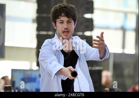 New York, USA. Mai 2024. Dylan Minnette von The Wallows tritt am 24. Mai 2024 in der Show „Today“ von NBC im Rockefeller Plaza, New York, NY auf. (Foto: Anthony Behar/SIPA USA) Credit: SIPA USA/Alamy Live News Stockfoto