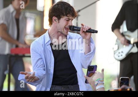 New York, USA. Mai 2024. Dylan Minnette von The Wallows tritt am 24. Mai 2024 in der Show „Today“ von NBC im Rockefeller Plaza, New York, NY auf. (Foto: Anthony Behar/SIPA USA) Credit: SIPA USA/Alamy Live News Stockfoto