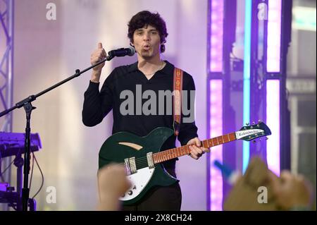 New York, USA. Mai 2024. Braeden Remasters of the „Wallows“ tritt am 24. Mai 2024 in der Show „Today“ von NBC im Rockefeller Plaza, New York, NY auf. (Foto: Anthony Behar/SIPA USA) Credit: SIPA USA/Alamy Live News Stockfoto