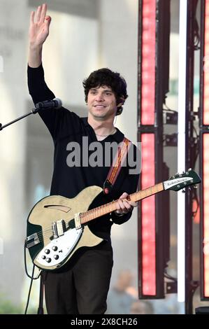New York, USA. Mai 2024. Braeden Remasters of the „Wallows“ tritt am 24. Mai 2024 in der Show „Today“ von NBC im Rockefeller Plaza, New York, NY auf. (Foto: Anthony Behar/SIPA USA) Credit: SIPA USA/Alamy Live News Stockfoto
