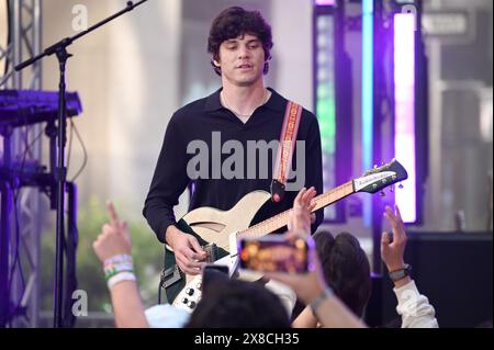 New York, USA. Mai 2024. Braeden Remasters of the „Wallows“ tritt am 24. Mai 2024 in der Show „Today“ von NBC im Rockefeller Plaza, New York, NY auf. (Foto: Anthony Behar/SIPA USA) Credit: SIPA USA/Alamy Live News Stockfoto