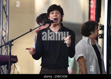 New York, USA. Mai 2024. Braeden Remasters of the „Wallows“ tritt am 24. Mai 2024 in der Show „Today“ von NBC im Rockefeller Plaza, New York, NY auf. (Foto: Anthony Behar/SIPA USA) Credit: SIPA USA/Alamy Live News Stockfoto