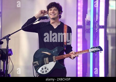 New York, USA. Mai 2024. Braeden Remasters of the „Wallows“ tritt am 24. Mai 2024 in der Show „Today“ von NBC im Rockefeller Plaza, New York, NY auf. (Foto: Anthony Behar/SIPA USA) Credit: SIPA USA/Alamy Live News Stockfoto