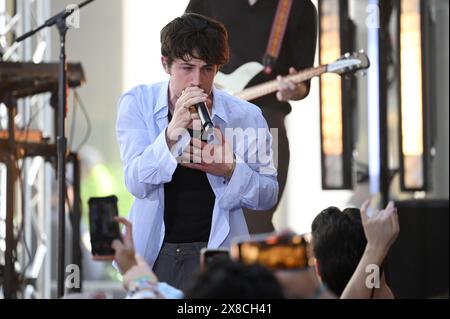 New York, USA. Mai 2024. Dylan Minnette von The Wallows tritt am 24. Mai 2024 in der Show „Today“ von NBC im Rockefeller Plaza, New York, NY auf. (Foto: Anthony Behar/SIPA USA) Credit: SIPA USA/Alamy Live News Stockfoto