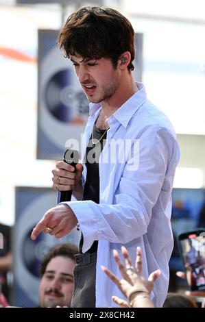 New York, USA. Mai 2024. Dylan Minnette von The Wallows tritt am 24. Mai 2024 in der Show „Today“ von NBC im Rockefeller Plaza, New York, NY auf. (Foto: Anthony Behar/SIPA USA) Credit: SIPA USA/Alamy Live News Stockfoto