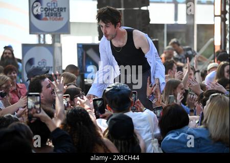 New York, USA. Mai 2024. Dylan Minnette von The Wallows tritt am 24. Mai 2024 in der Show „Today“ von NBC im Rockefeller Plaza, New York, NY auf. (Foto: Anthony Behar/SIPA USA) Credit: SIPA USA/Alamy Live News Stockfoto