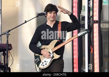 New York, USA. Mai 2024. Braeden Remasters of the „Wallows“ tritt am 24. Mai 2024 in der Show „Today“ von NBC im Rockefeller Plaza, New York, NY auf. (Foto: Anthony Behar/SIPA USA) Credit: SIPA USA/Alamy Live News Stockfoto