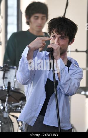 New York, USA. Mai 2024. Dylan Minnette von The Wallows tritt am 24. Mai 2024 in der Show „Today“ von NBC im Rockefeller Plaza, New York, NY auf. (Foto: Anthony Behar/SIPA USA) Credit: SIPA USA/Alamy Live News Stockfoto