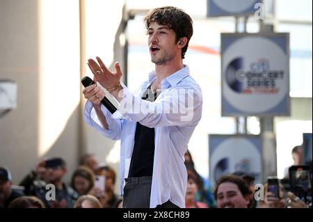 New York, USA. Mai 2024. Dylan Minnette von The Wallows tritt am 24. Mai 2024 in der Show „Today“ von NBC im Rockefeller Plaza, New York, NY auf. (Foto: Anthony Behar/SIPA USA) Credit: SIPA USA/Alamy Live News Stockfoto