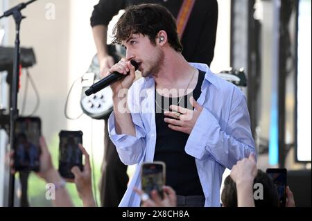 New York, USA. Mai 2024. Dylan Minnette von The Wallows tritt am 24. Mai 2024 in der Show „Today“ von NBC im Rockefeller Plaza, New York, NY auf. (Foto: Anthony Behar/SIPA USA) Credit: SIPA USA/Alamy Live News Stockfoto