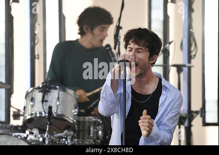 New York, USA. Mai 2024. Dylan Minnette von The Wallows tritt am 24. Mai 2024 in der Show „Today“ von NBC im Rockefeller Plaza, New York, NY auf. (Foto: Anthony Behar/SIPA USA) Credit: SIPA USA/Alamy Live News Stockfoto