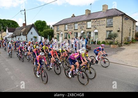 Mai 2024. Phase 1 der UCI Women's WorldTour Ford RideLondon Classique in Colchester. Die 159 km lange Etappe, die in Saffron Walden begann, reitet durch die britische Landschaft. Quelle: Peter Goding/Alamy Live News Stockfoto